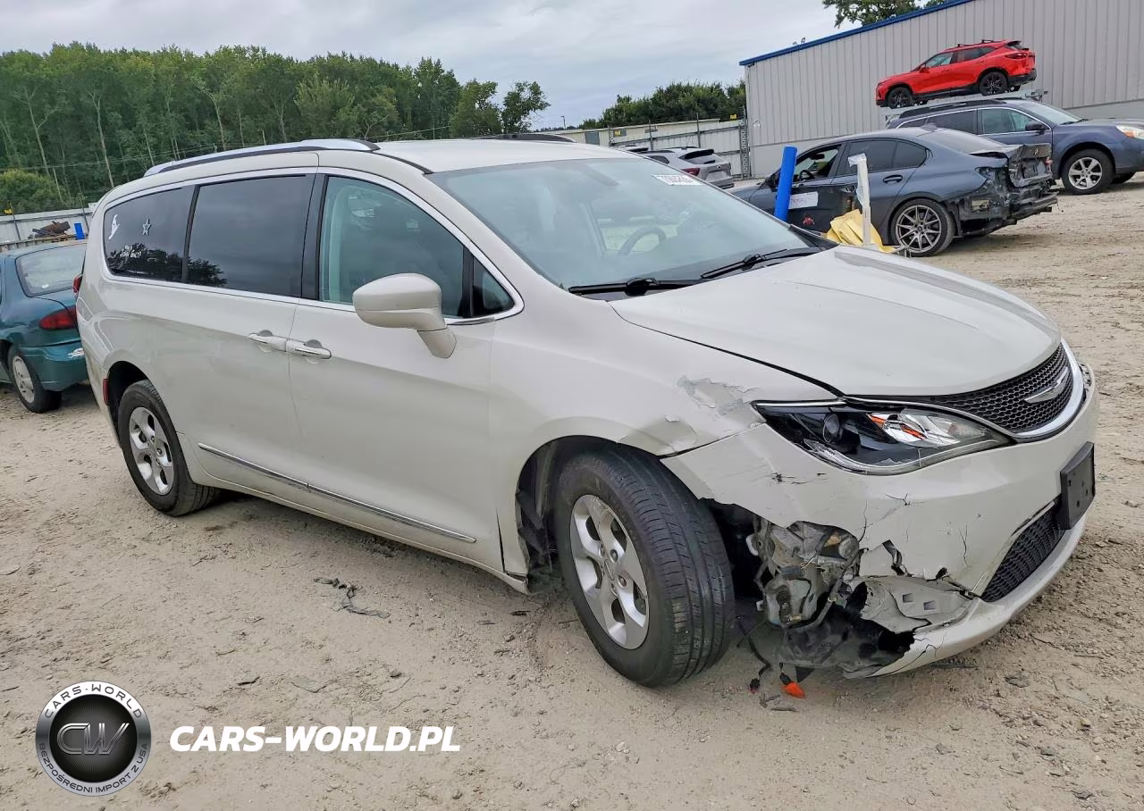 2017 Chrysler Pacifica Touring L Plus VIN:2C4RC1EG7HR644543 - 4