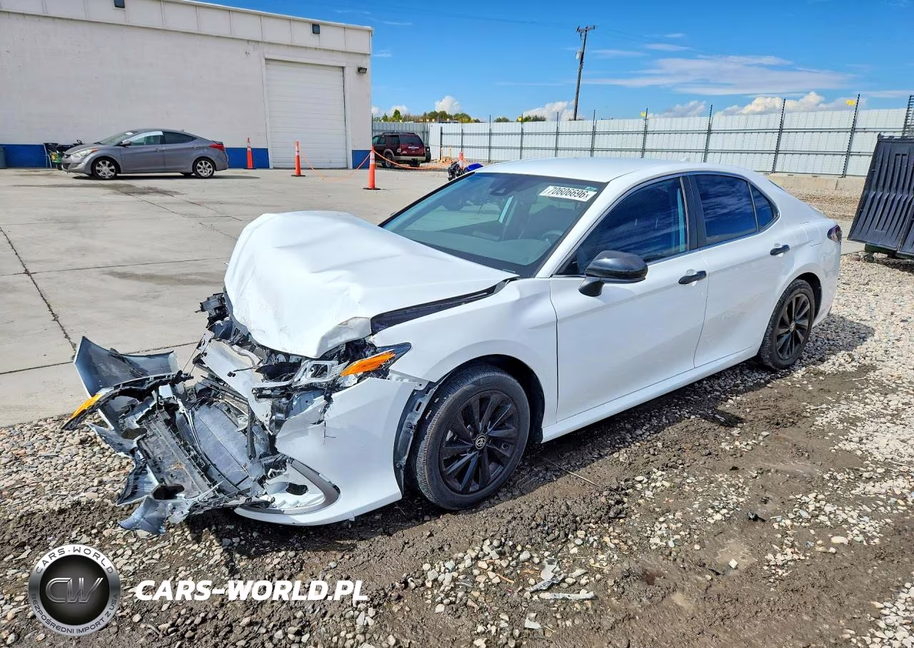 2022 Toyota Camry Le – zdjęcie 1 z 12