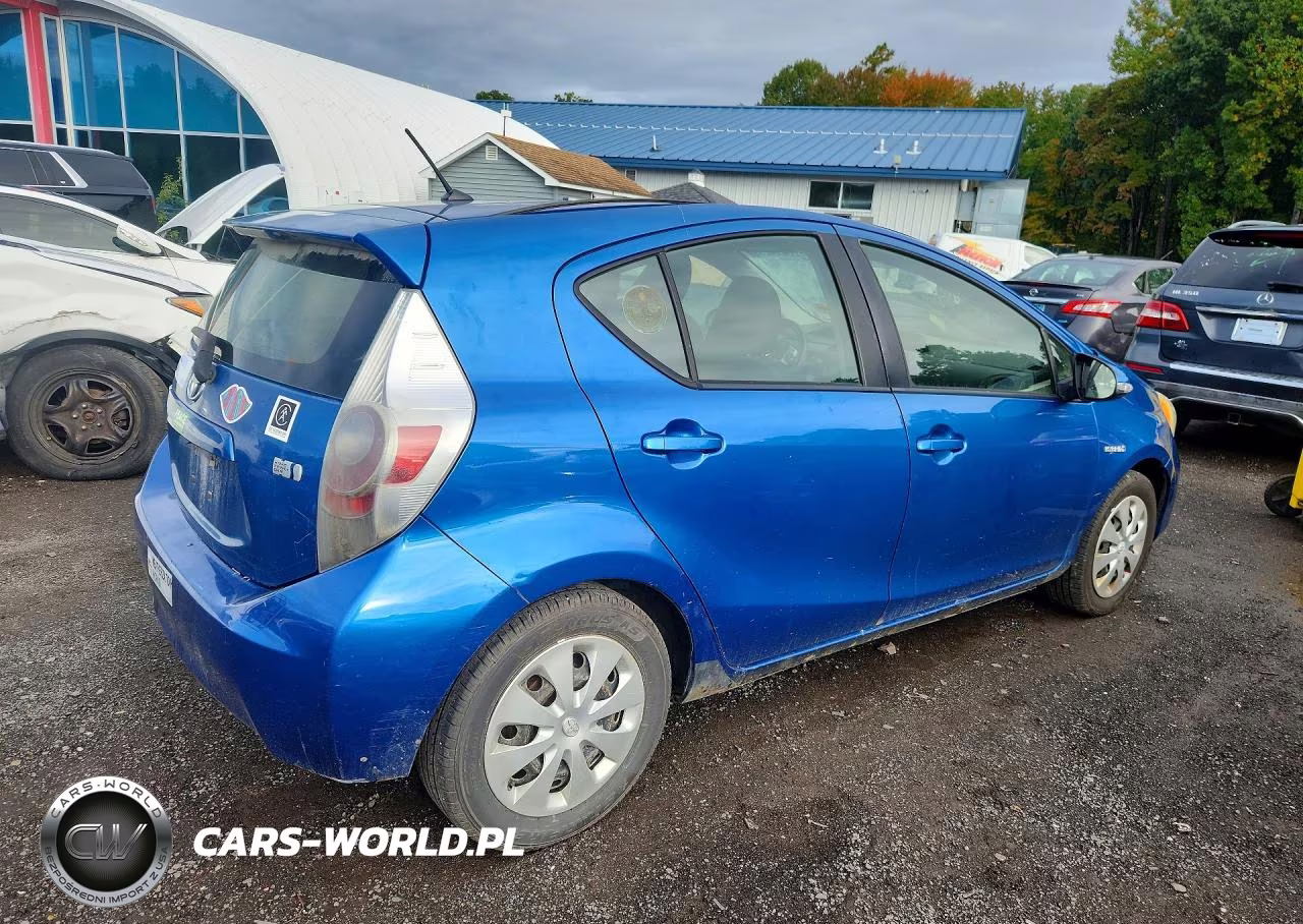 2014 Toyota Prius C Two VIN:JTDKDTB31E1571858 - 3