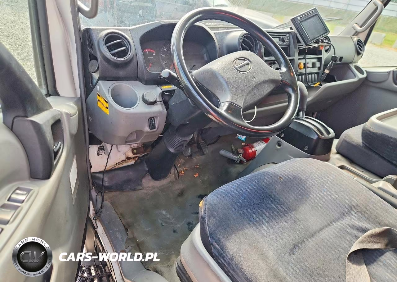2018 Hino 195 Box Truck VIN:JHHSDM2H0JK006570 - 8