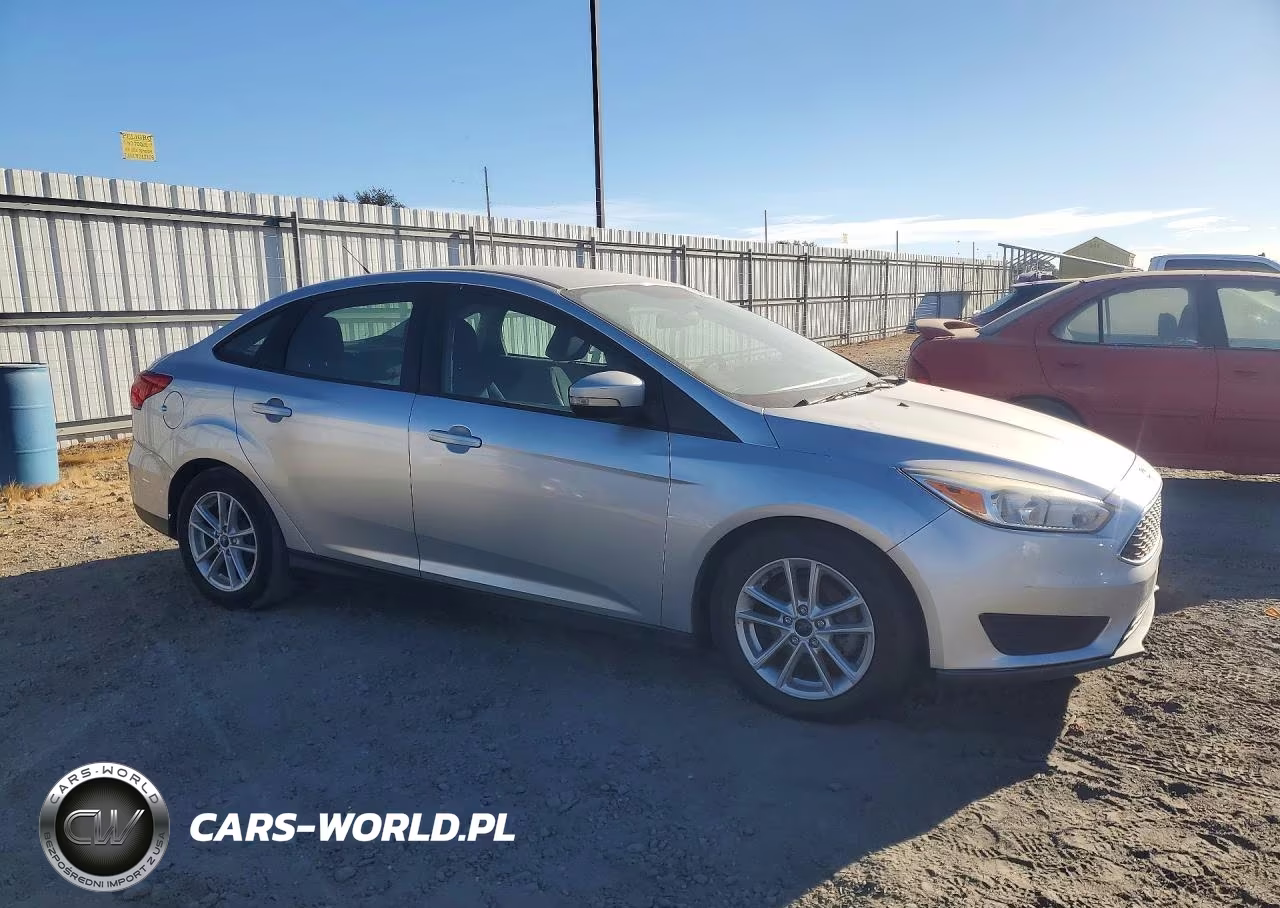 2017 Ford Focus Se VIN:1FADP3F27HL296433 - 4