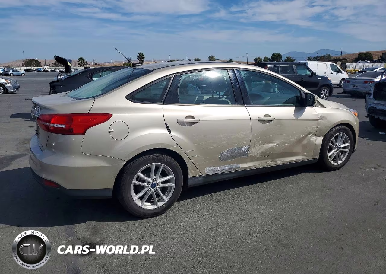 2018 Ford Focus Se VIN:1FADP3F2XJL304398 - 3