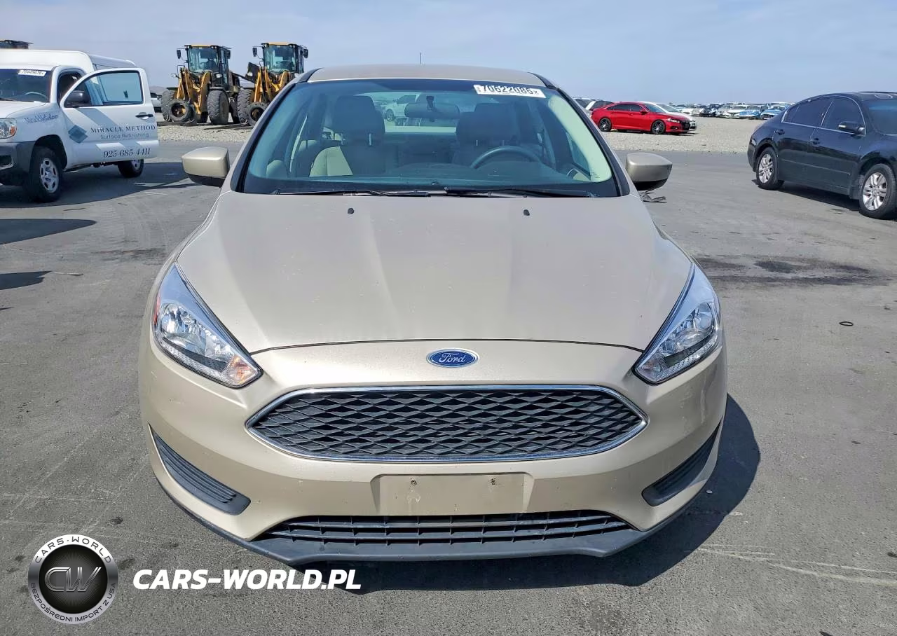 2018 Ford Focus Se VIN:1FADP3F2XJL304398 - 5