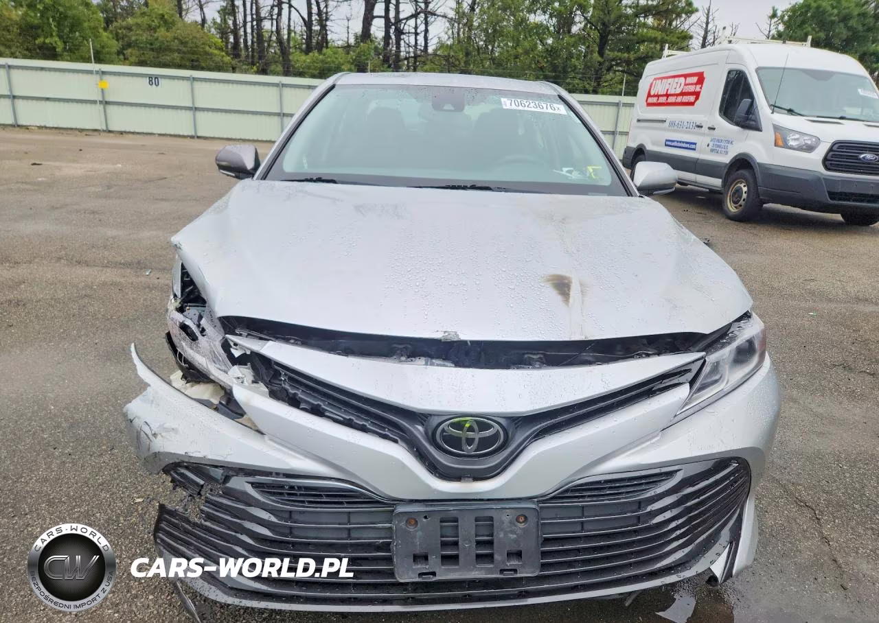 2018 Toyota Camry Le VIN:4T1B11HK0JU541783 - 5