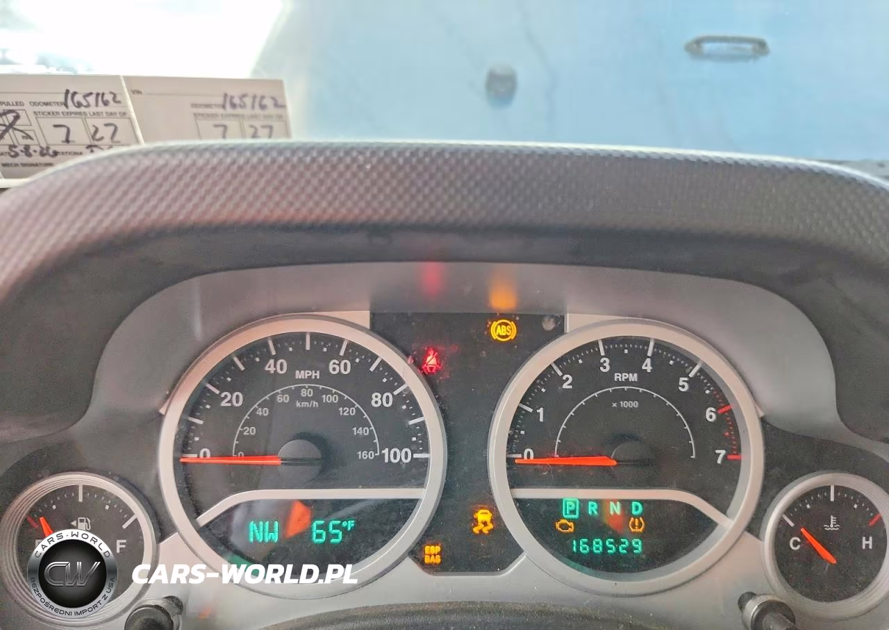 2008 Jeep Wrangler Unlimited Sahara VIN:1J4GA59188L608759 - 9