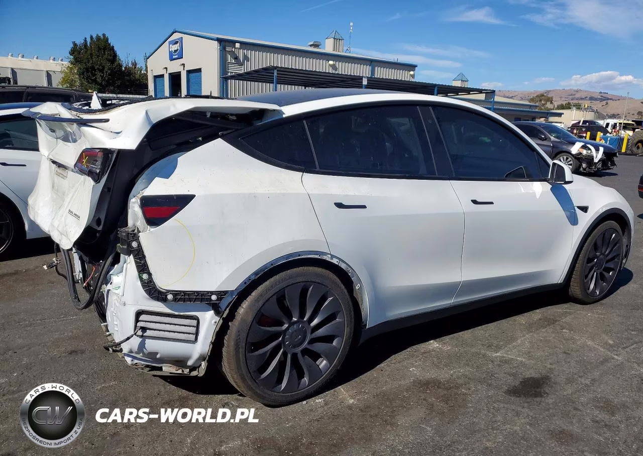 2020 Tesla Model Y VIN:5YJYGDEF1LF033694 - 3