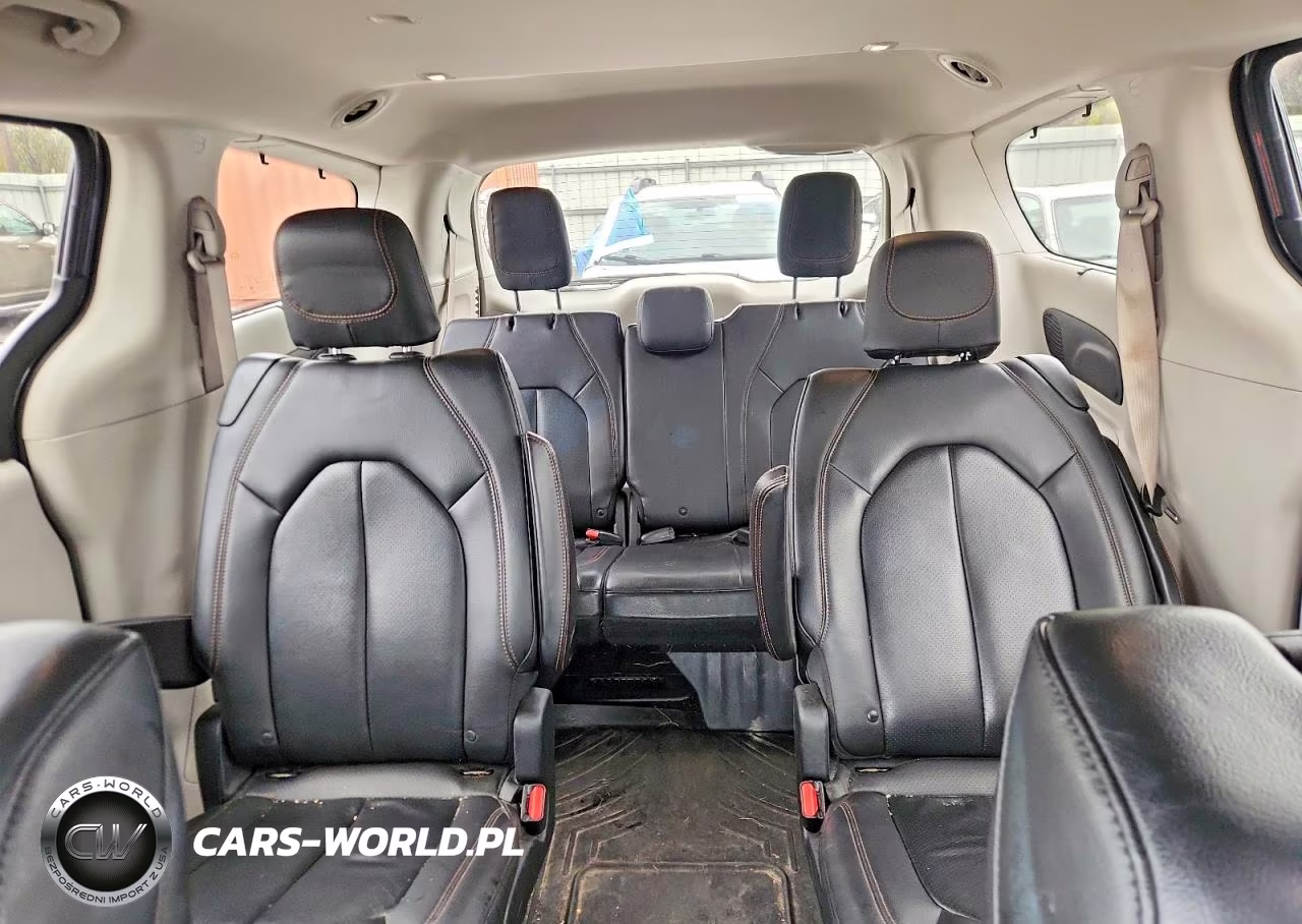 2018 Chrysler Pacifica Touring L Plus VIN:2C4RC1EG4JR197580 - 10