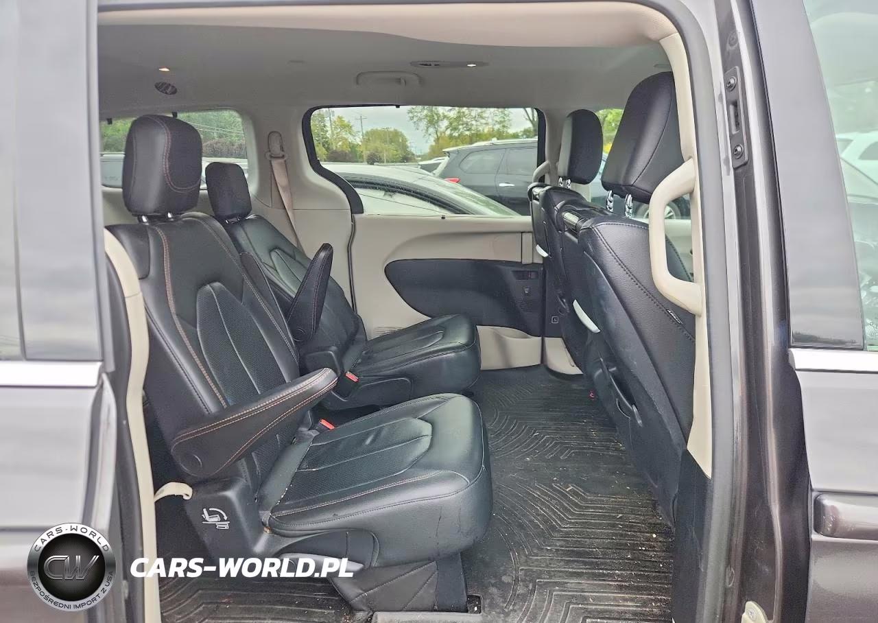 2018 Chrysler Pacifica Touring L Plus VIN:2C4RC1EG4JR197580 - 11