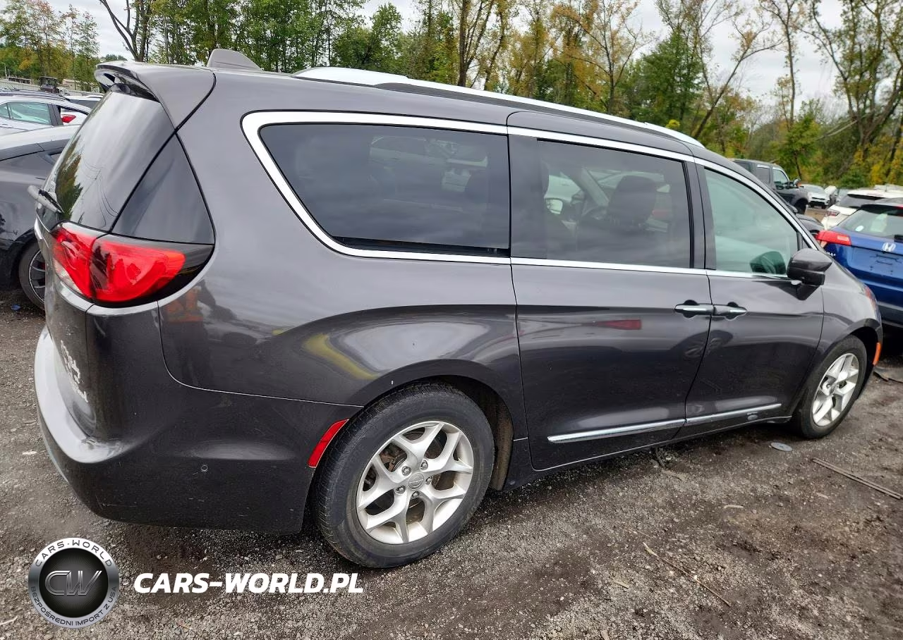 2018 Chrysler Pacifica Touring L Plus VIN:2C4RC1EG4JR197580 - 3