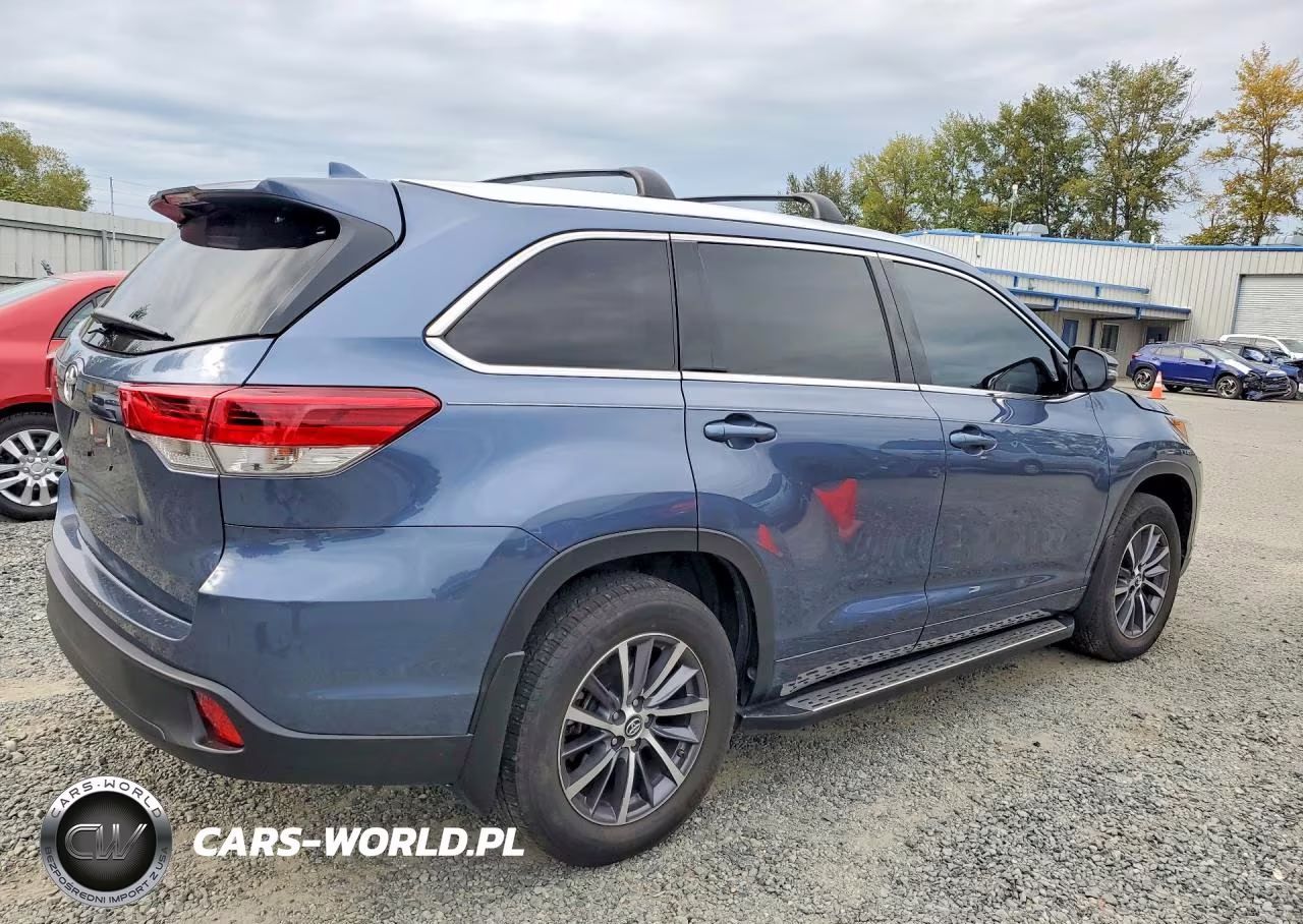 2018 Toyota Highlander Xle VIN:5TDJZRFH3JS833379 - 3