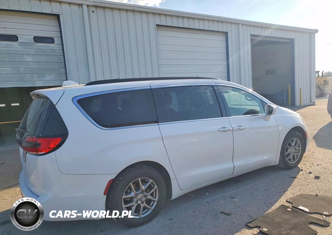2022 Chrysler Pacifica Touring VIN:2C4RC1FG9NR158004 - 3