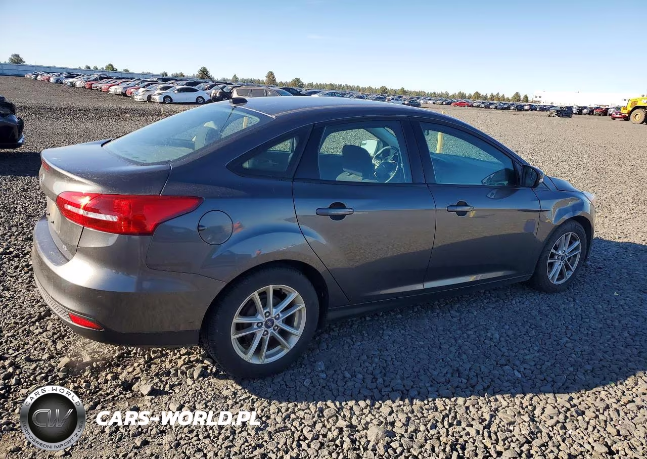 2018 Ford Focus Se VIN:1FADP3F29JL323198 - 3