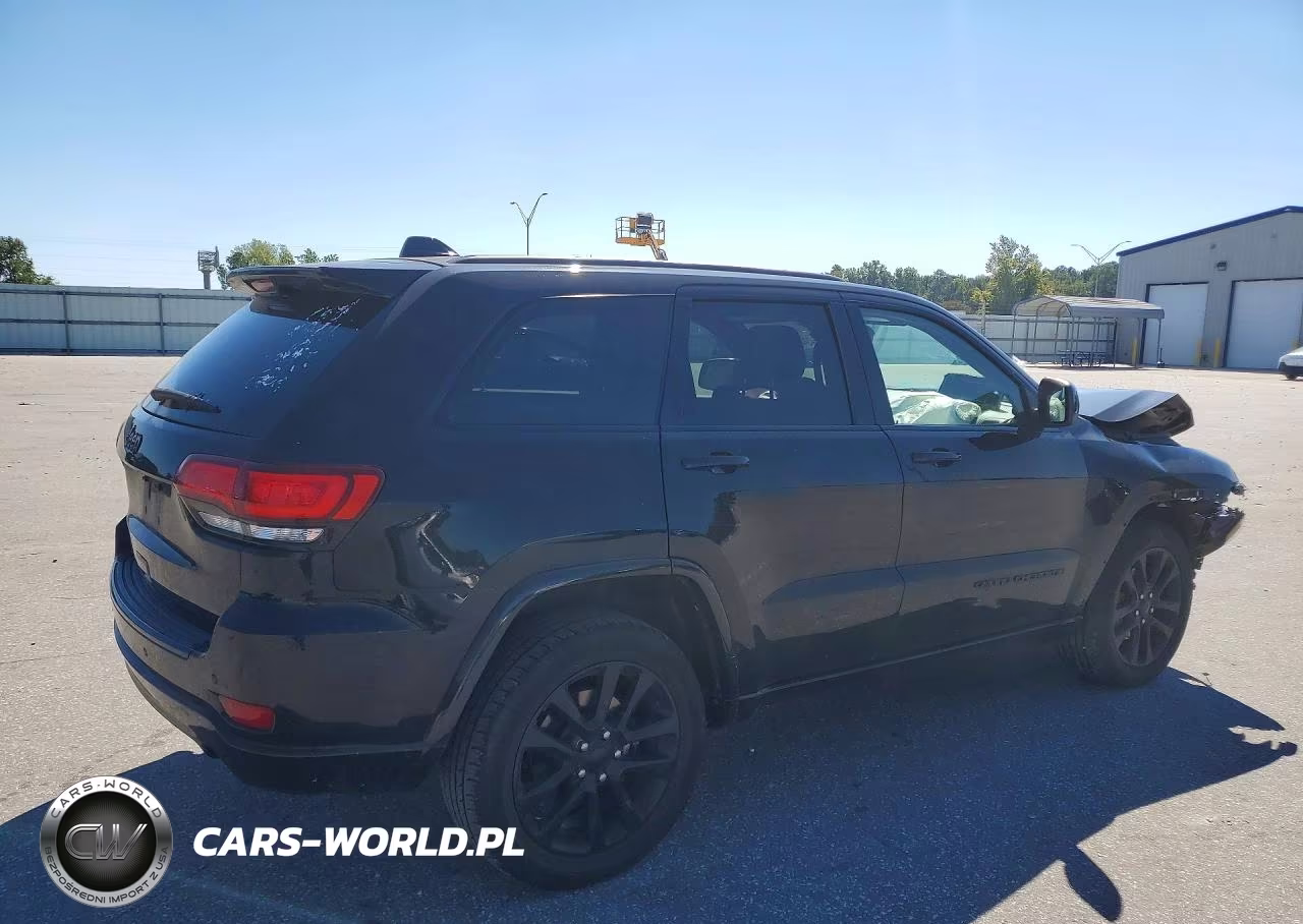2018 Jeep Grand Cherokee Laredo VIN:1C4RJFAGXJC137949 - 3