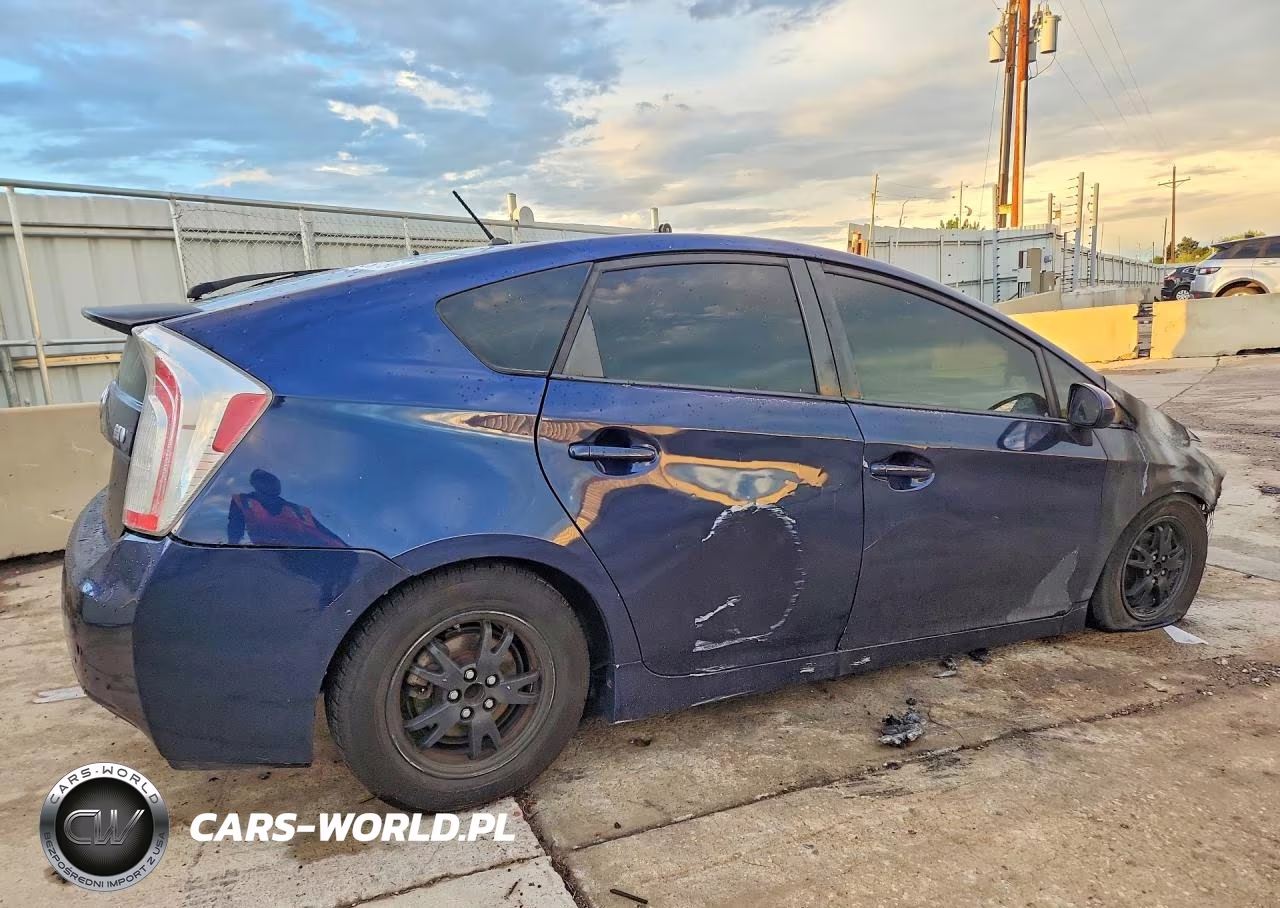 2014 Toyota Prius Two VIN:JTDKN3DU9E1755657 - 3