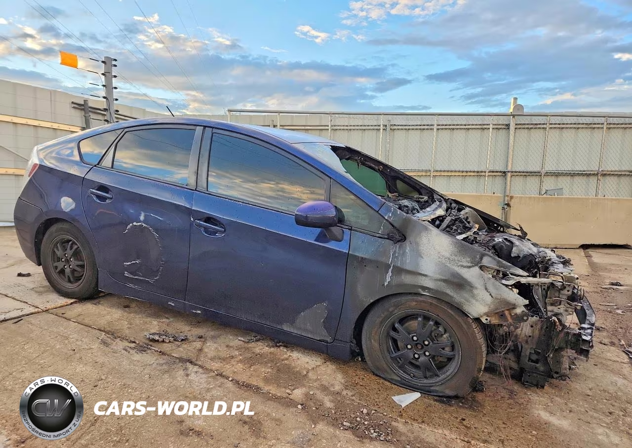 2014 Toyota Prius Two VIN:JTDKN3DU9E1755657 - 4
