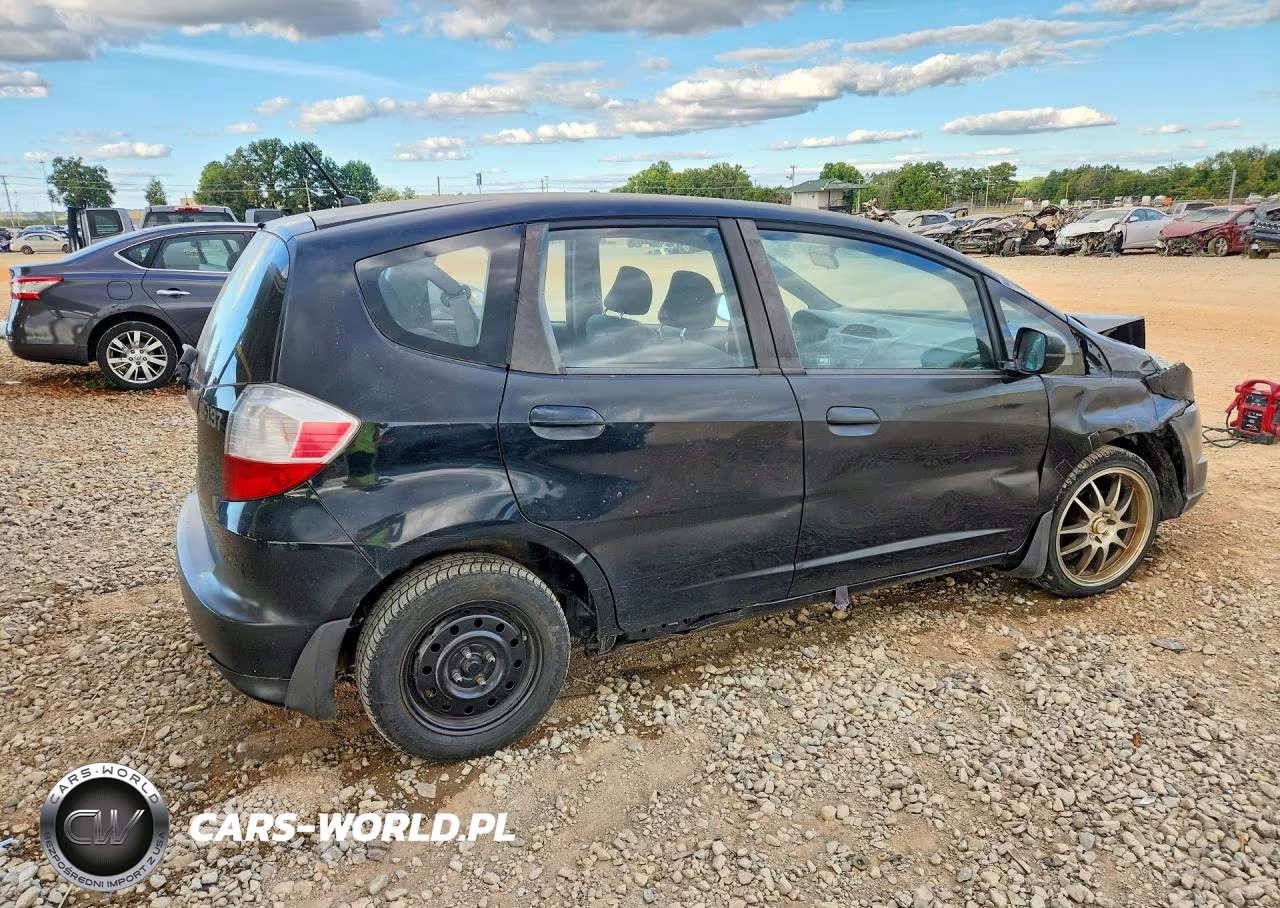 2011 Honda Fit VIN:JHMGE8H37BS010978 - 3