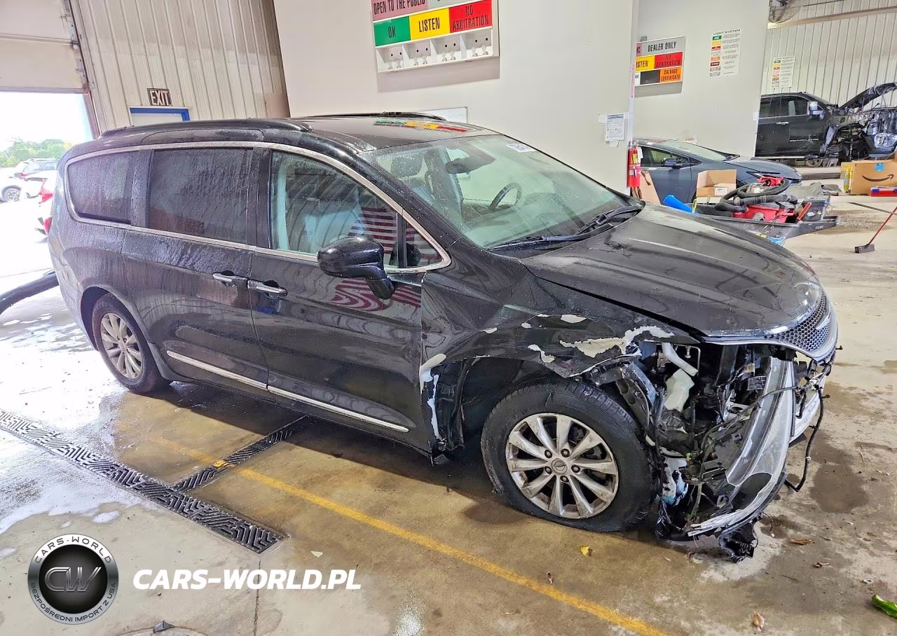 2017 Chrysler Pacifica Touring L VIN:2C4RC1BG0HR831854 - 4