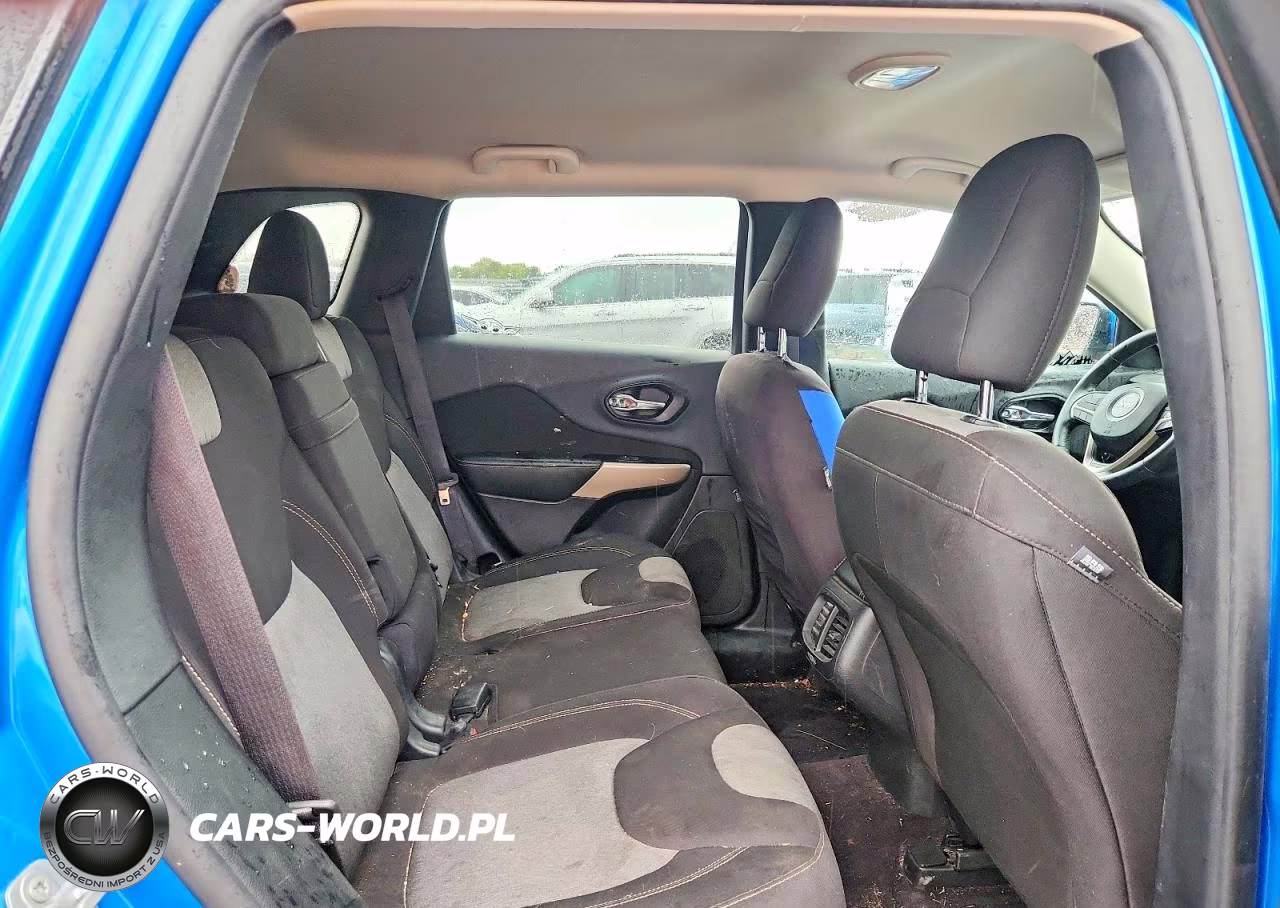 2018 Jeep Cherokee Latitude VIN:1C4PJLCX7JD621123 - 11