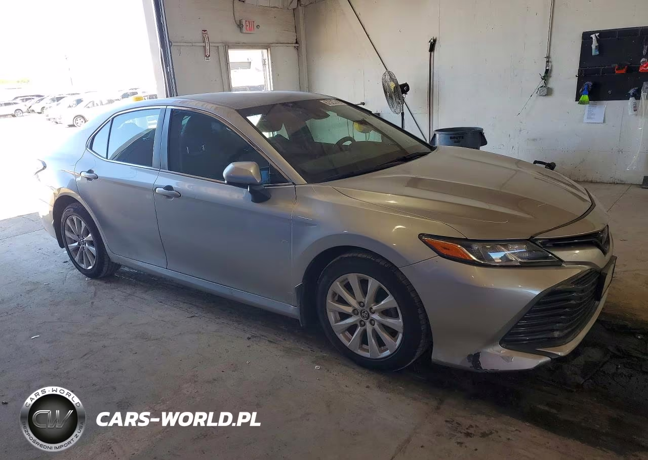 2018 Toyota Camry Le VIN:4T1B11HK0JU647487 - 4