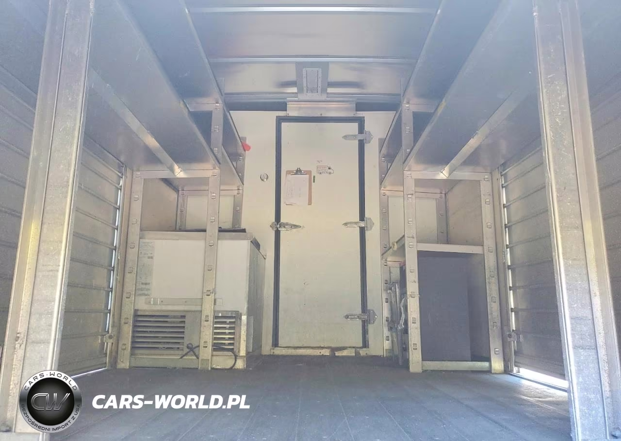 2017 Chevrolet Express Refrigerated Box Truck VIN:1HA6GVCG6HN007637 - 10