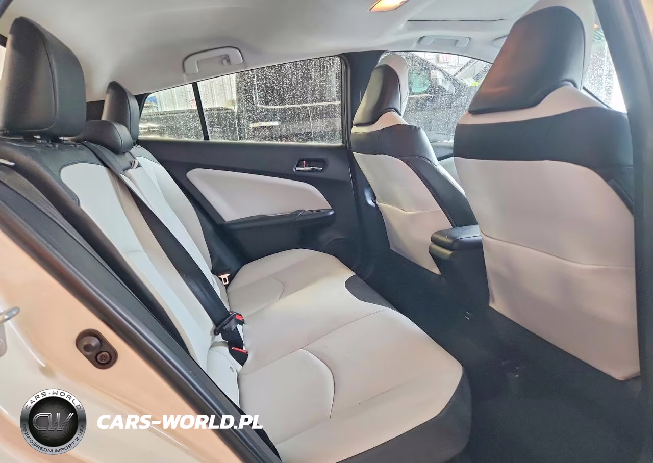 2018 Toyota Prius Four VIN:JTDKARFU5J3064412 - 10