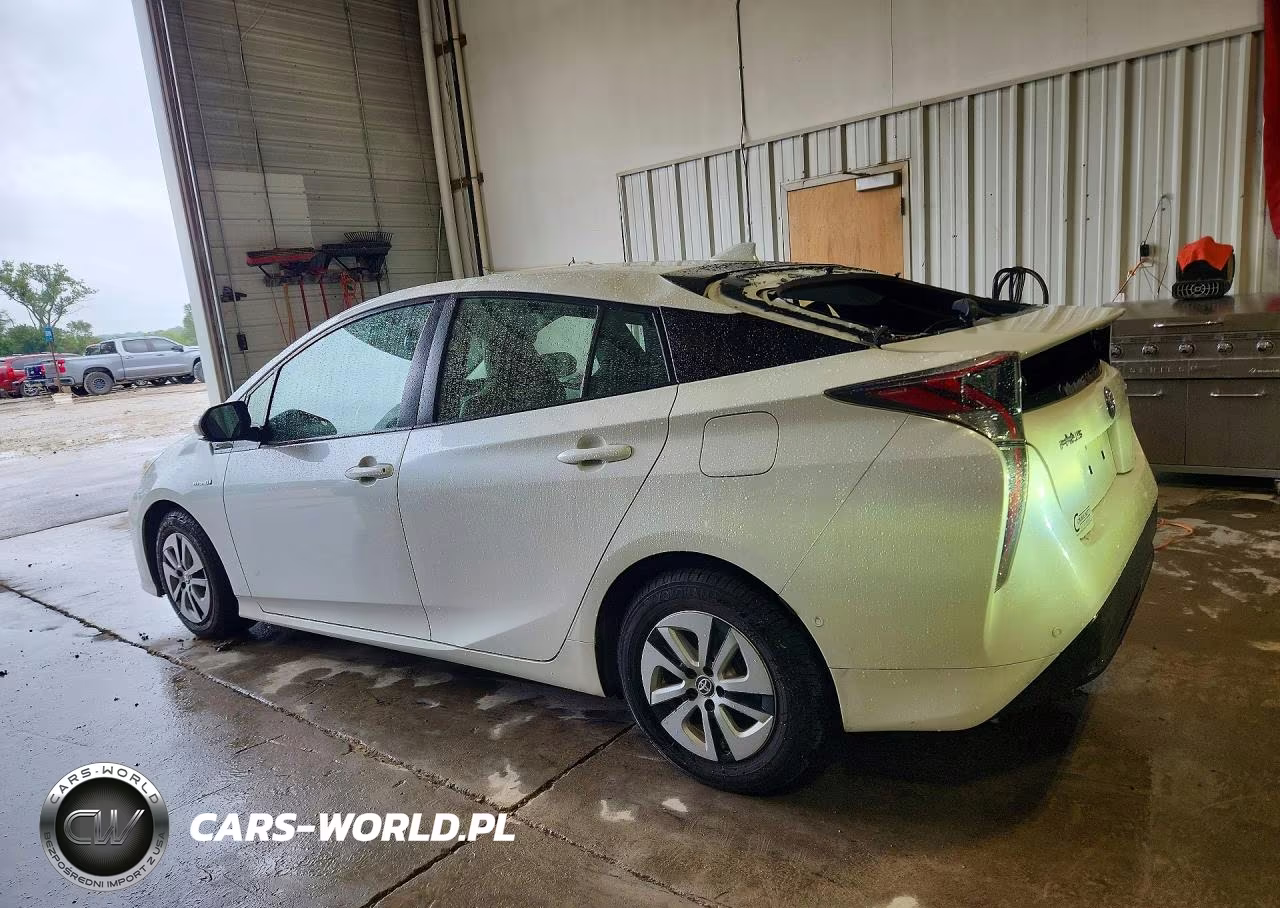 2018 Toyota Prius Four VIN:JTDKARFU5J3064412 - 2