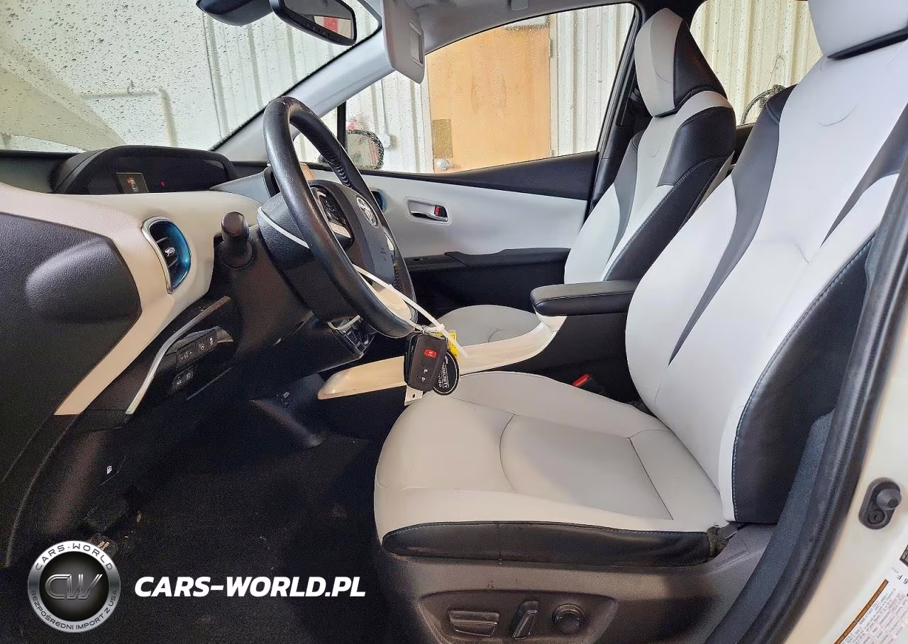 2018 Toyota Prius Four VIN:JTDKARFU5J3064412 - 7
