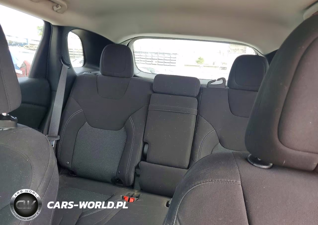 2019 Jeep Cherokee Latitude VIN:1C4PJMCB5KD232413 - 10