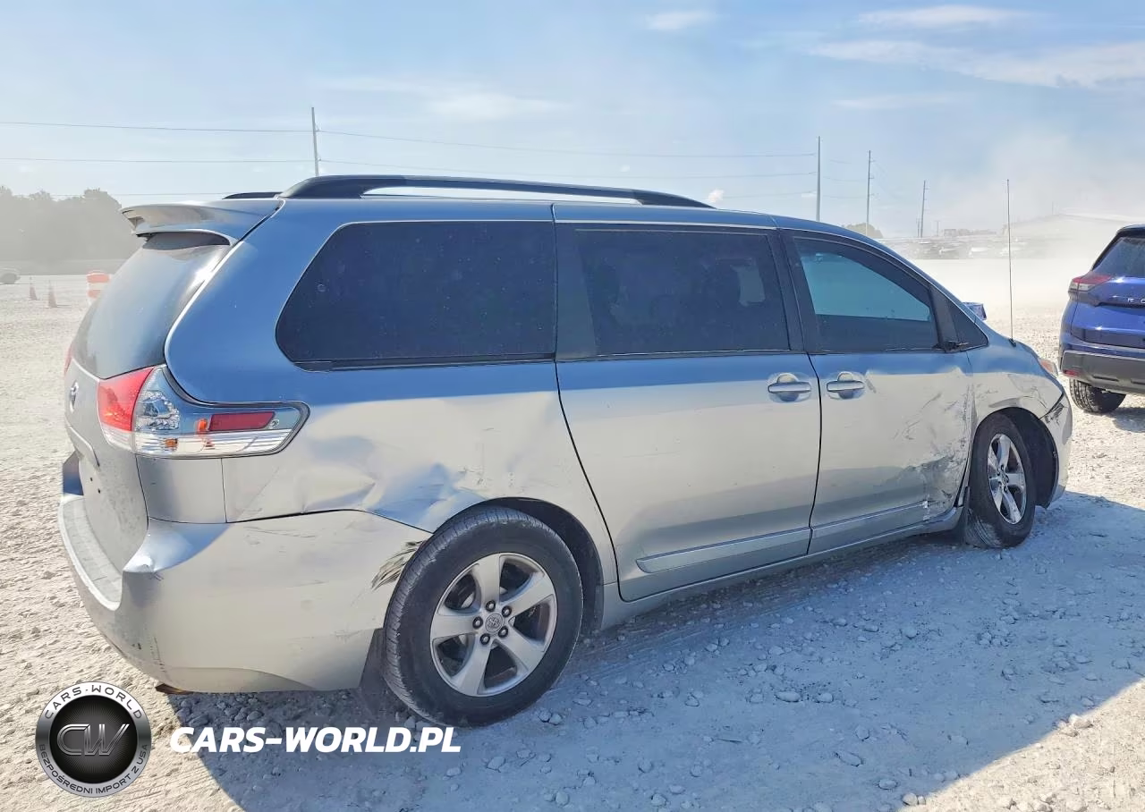 2011 Toyota Sienna Le VIN:5TDKK3DC7BS149255 - 3