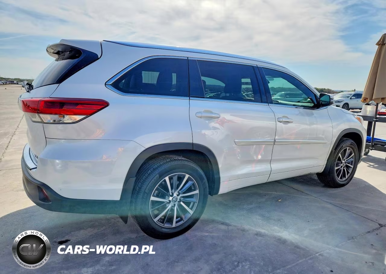 2018 Toyota Highlander Xle VIN:5TDJZRFH6JS526529 - 3