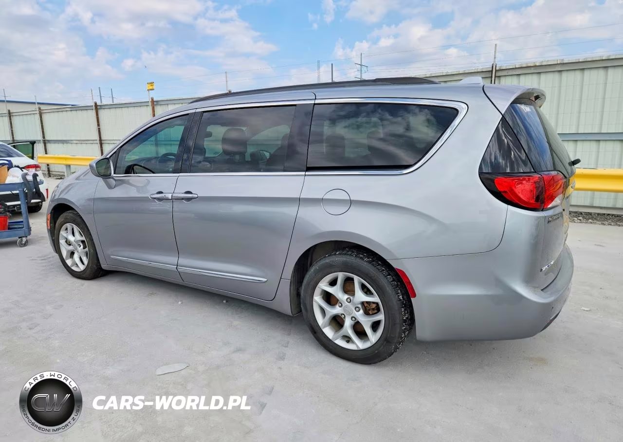 2017 Chrysler Pacifica Touring L VIN:2C4RC1BG4HR654726 - 2