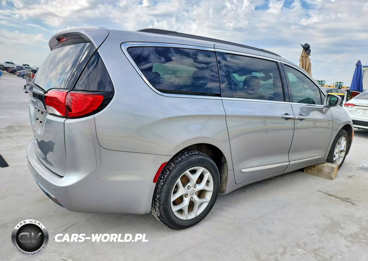 2017 Chrysler Pacifica Touring L VIN:2C4RC1BG4HR654726 - 3