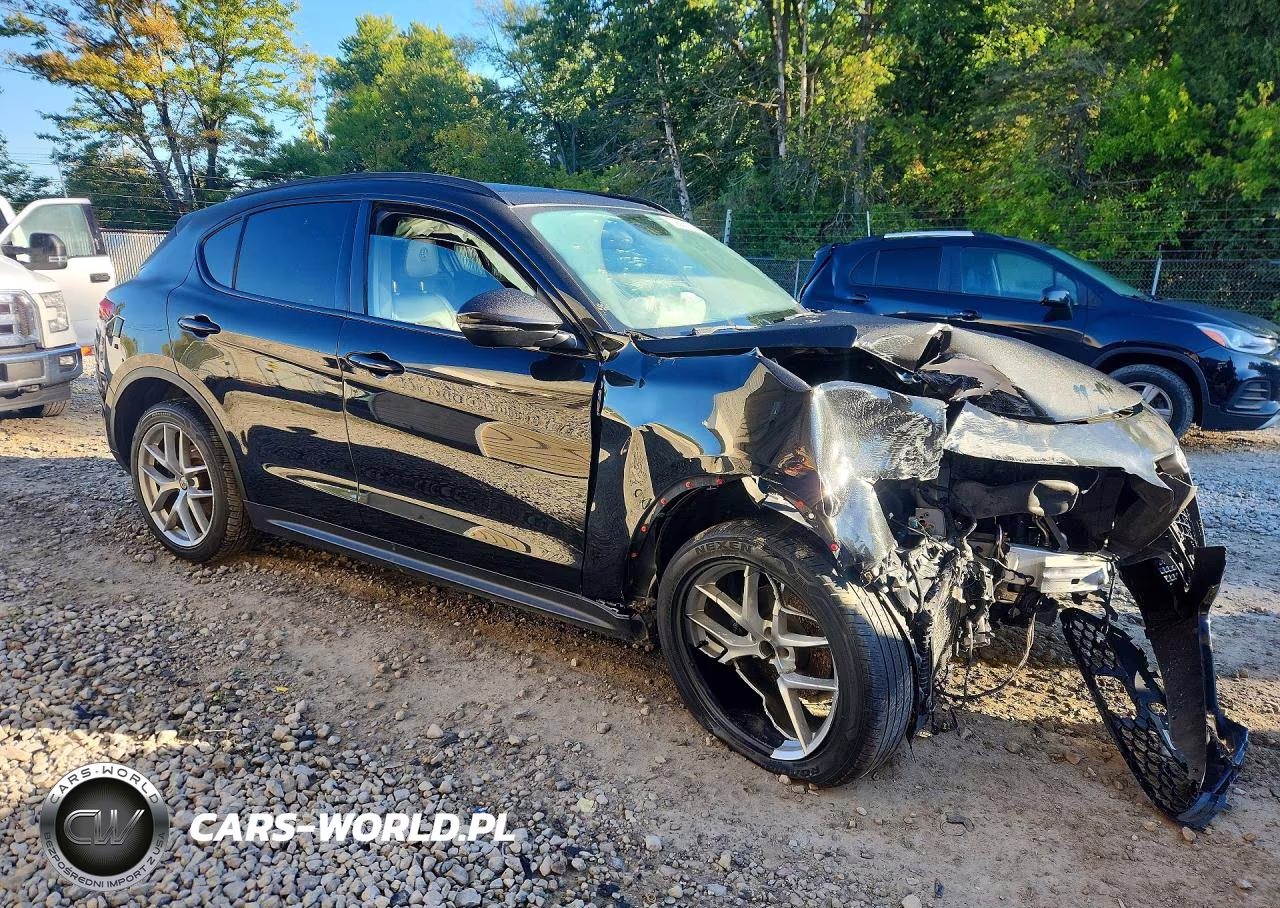 2018 Alfa Romeo Stelvio Ti Sport VIN:ZASFAKNN8J7B86202 - 4