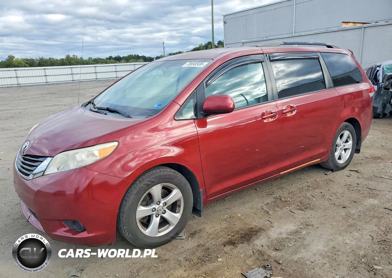 2011 Toyota Sienna Le – zdjęcie 1 z 13