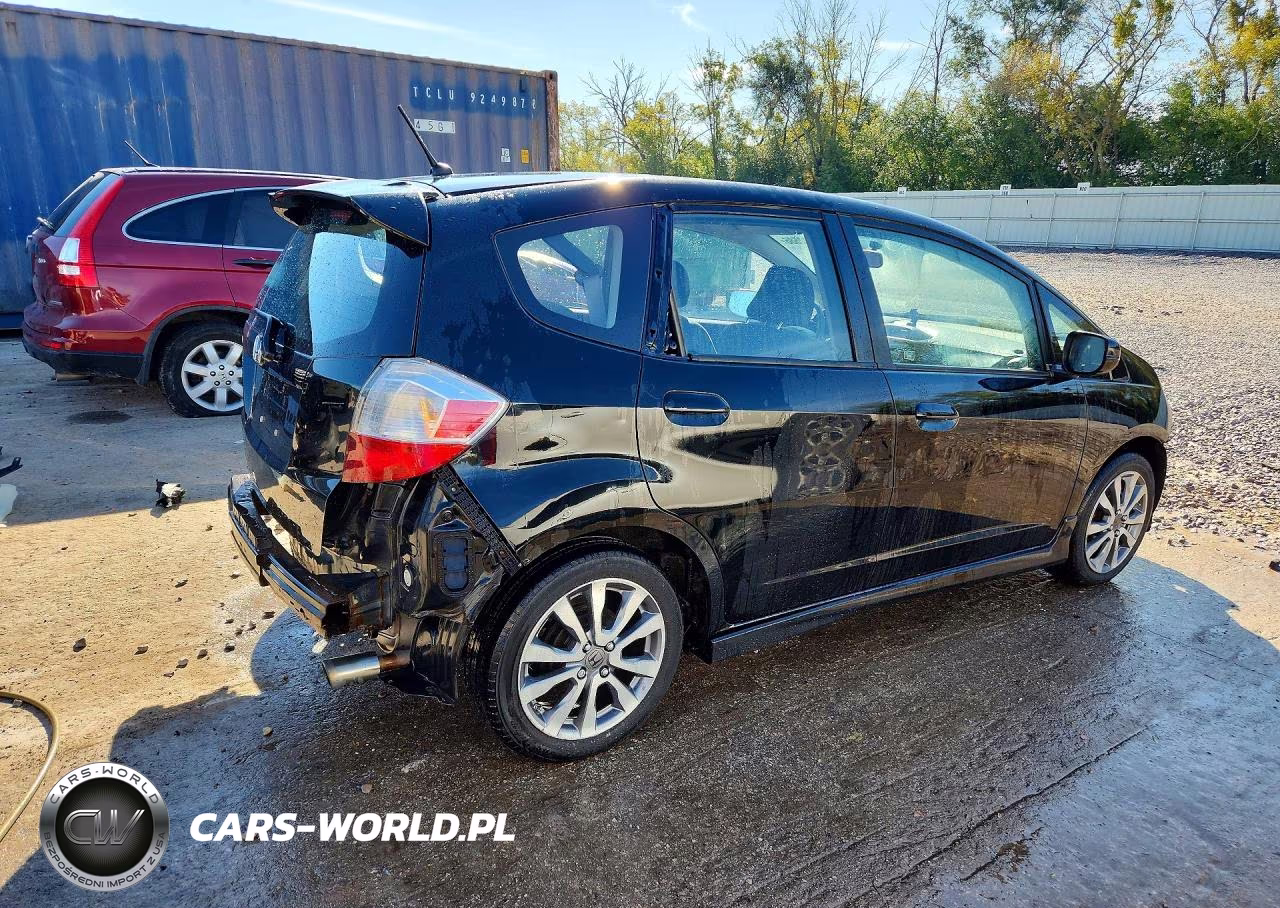 2013 Honda Fit Sport VIN:JHMGE8H53DC039294 - 3