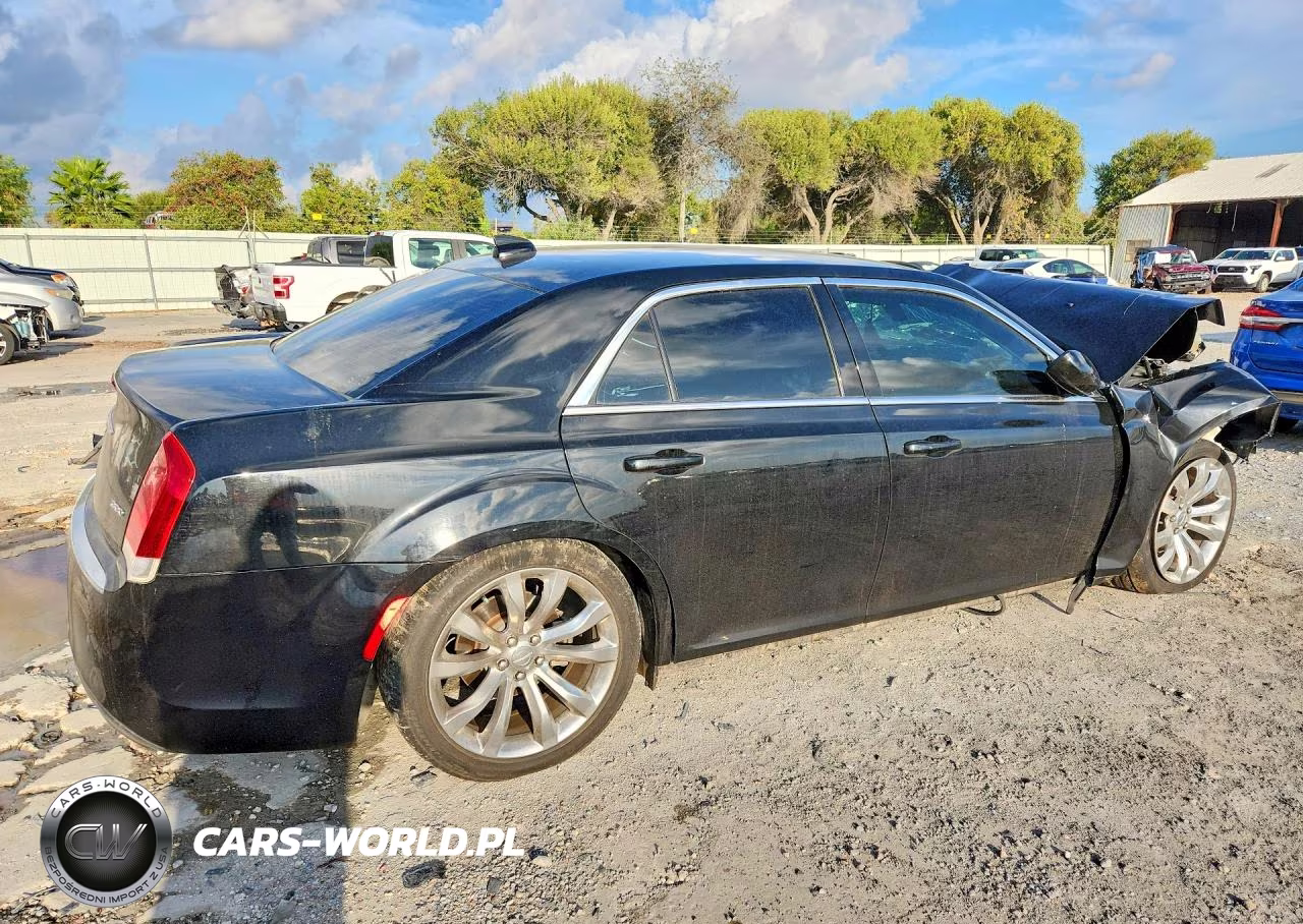 2017 Chrysler 300 Limited VIN:2C3CCAAG2HH582510 - 3