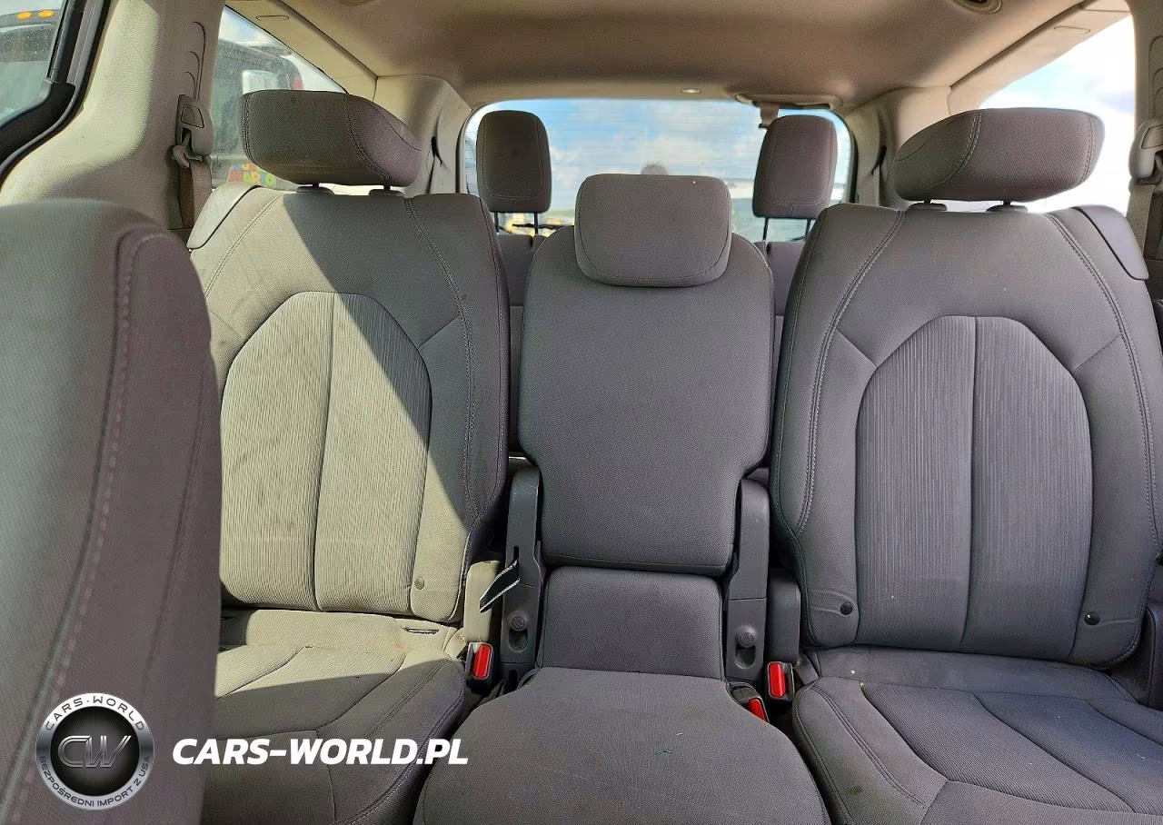2019 Chrysler Pacifica Touring Plus VIN:2C4RC1FGXKR526623 - 10