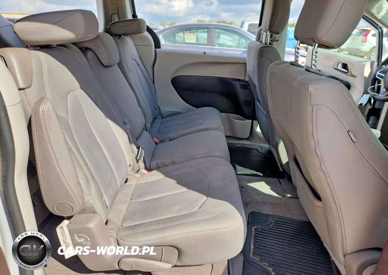 2019 Chrysler Pacifica Touring Plus VIN:2C4RC1FGXKR526623 - 11