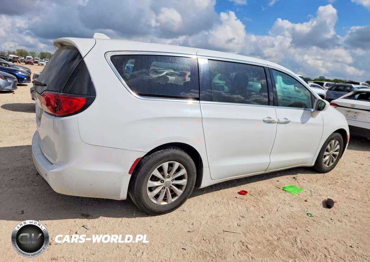 2019 Chrysler Pacifica Touring Plus VIN:2C4RC1FGXKR526623 - 3