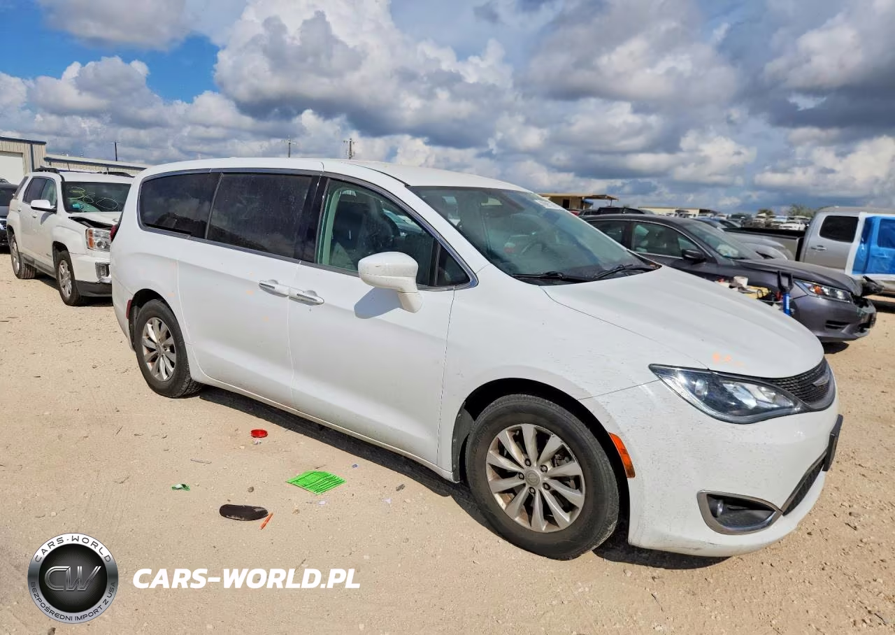 2019 Chrysler Pacifica Touring Plus VIN:2C4RC1FGXKR526623 - 4