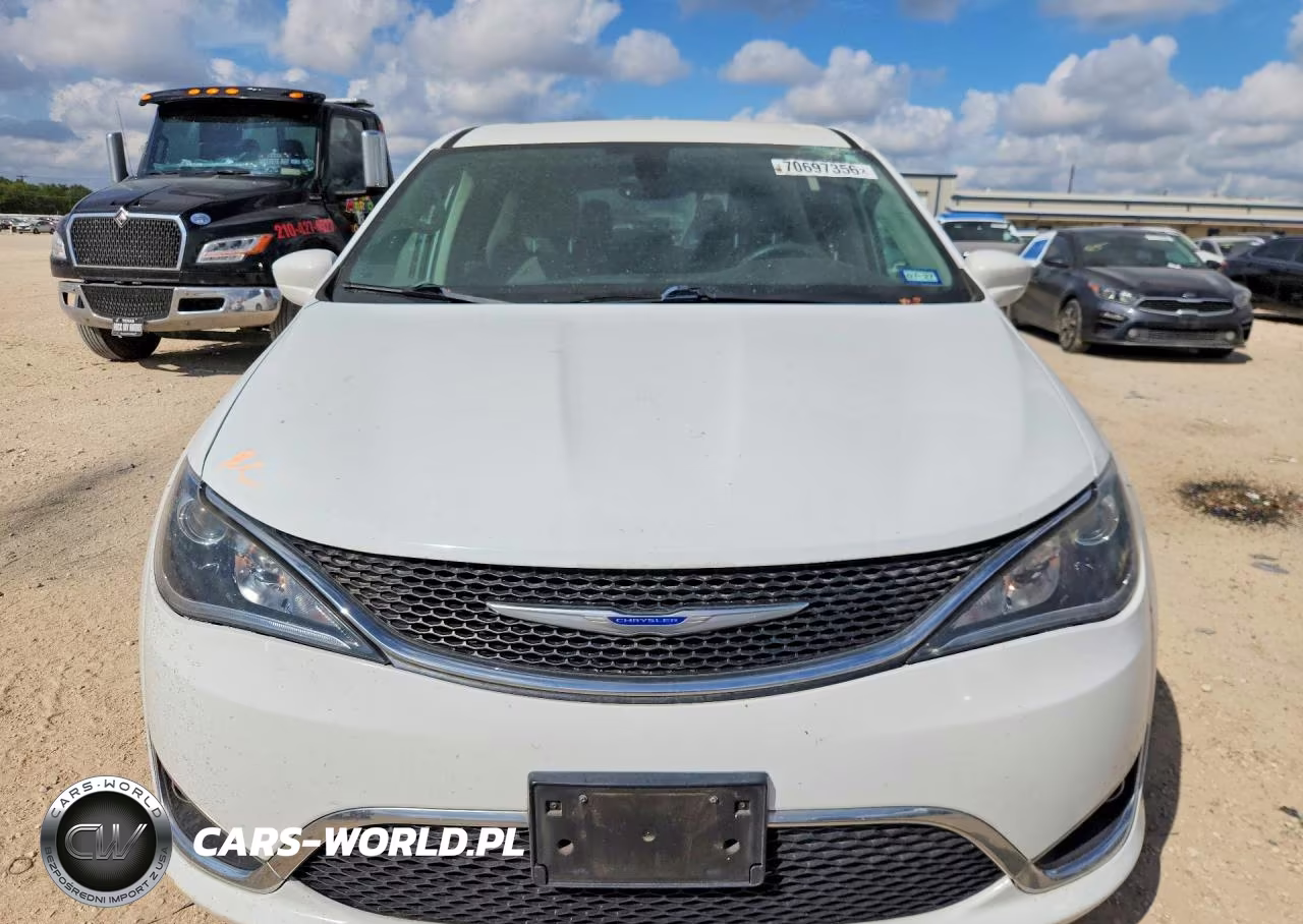 2019 Chrysler Pacifica Touring Plus VIN:2C4RC1FGXKR526623 - 5