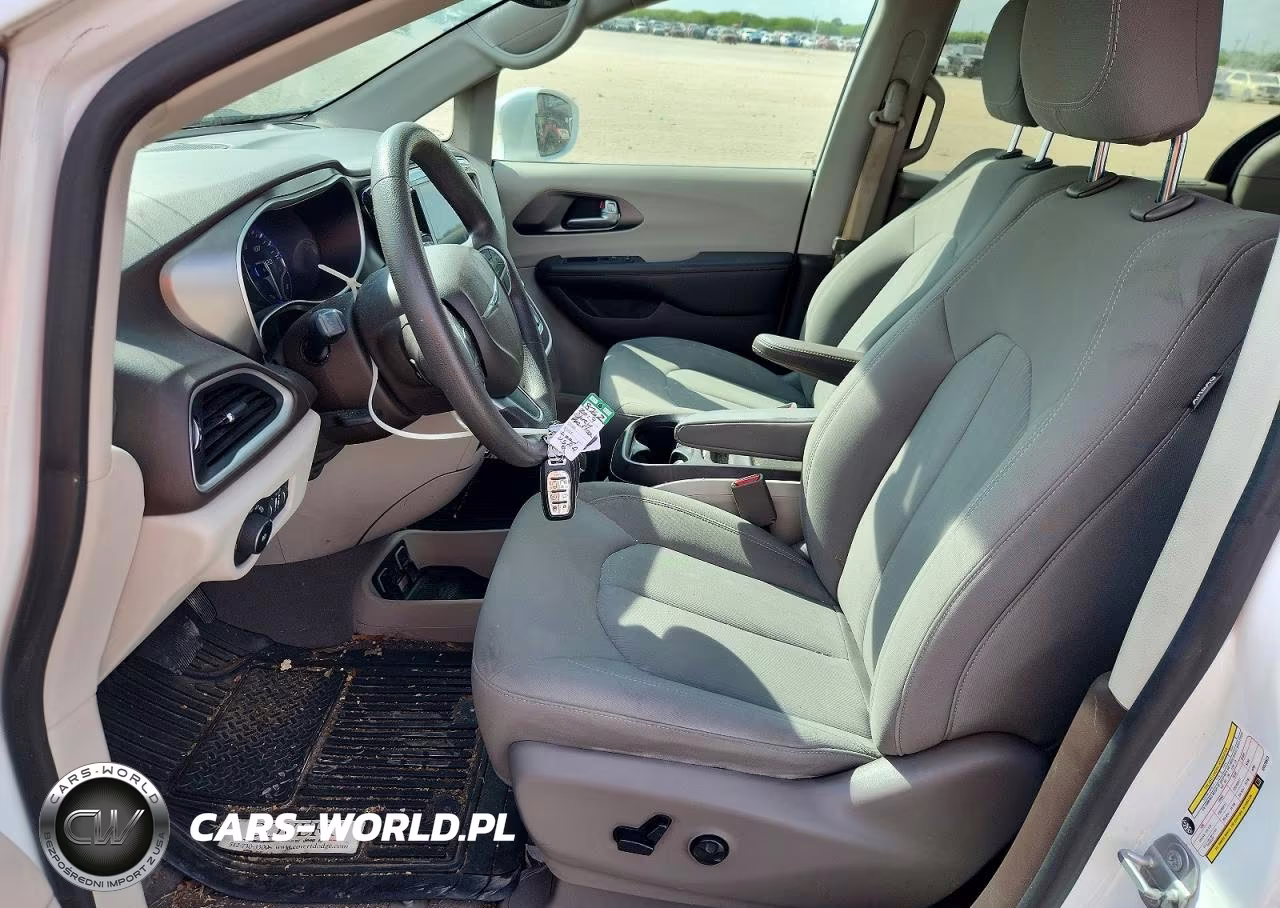 2019 Chrysler Pacifica Touring Plus VIN:2C4RC1FGXKR526623 - 7