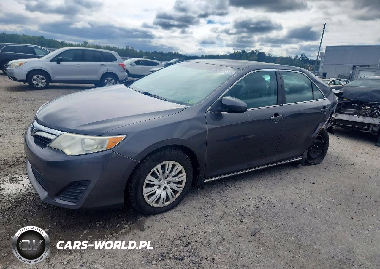 2013 Toyota Camry Le – zdjęcie 1 z 12