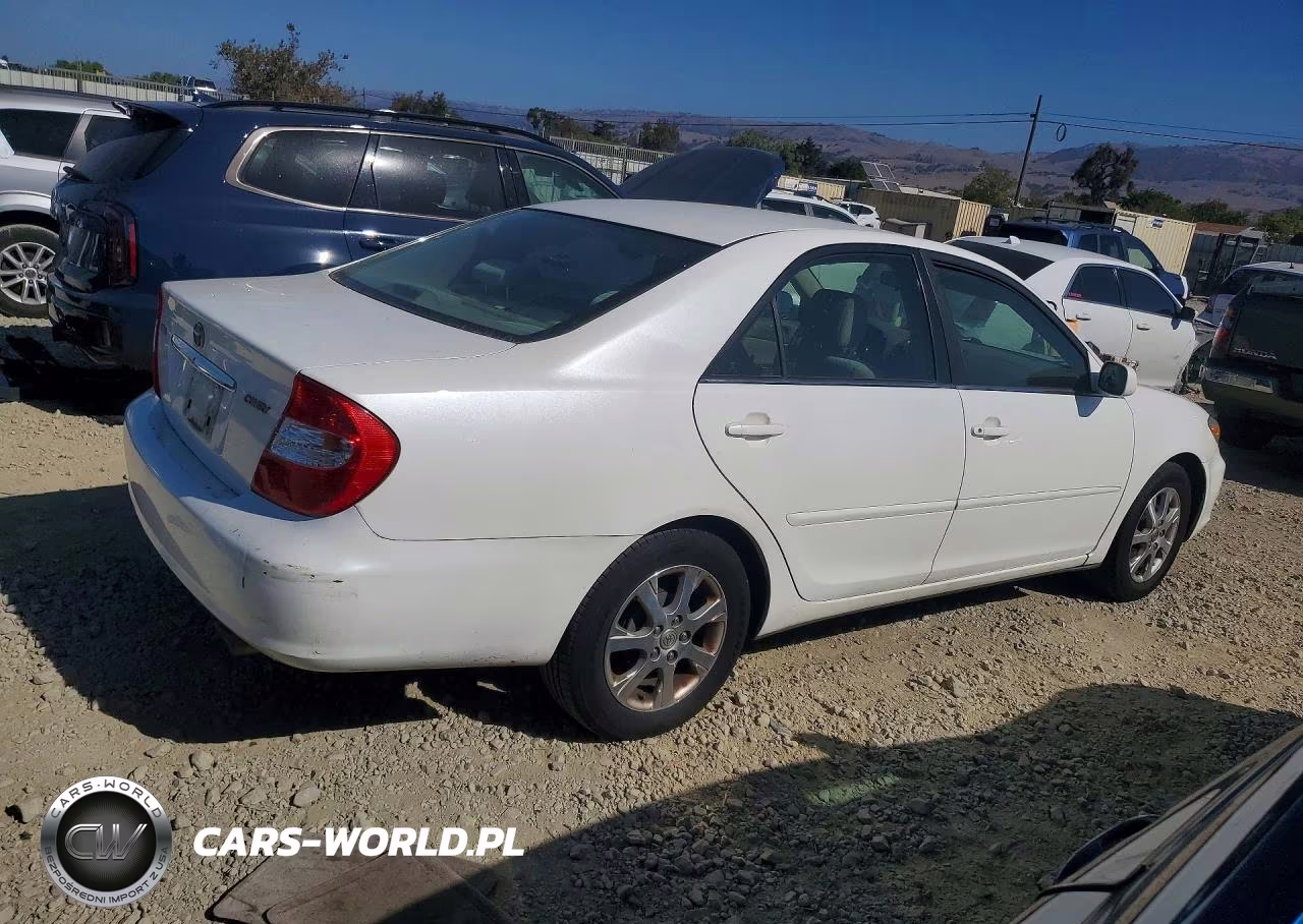 2004 Toyota Camry Le VIN:JTDBE30K140279770 - 3