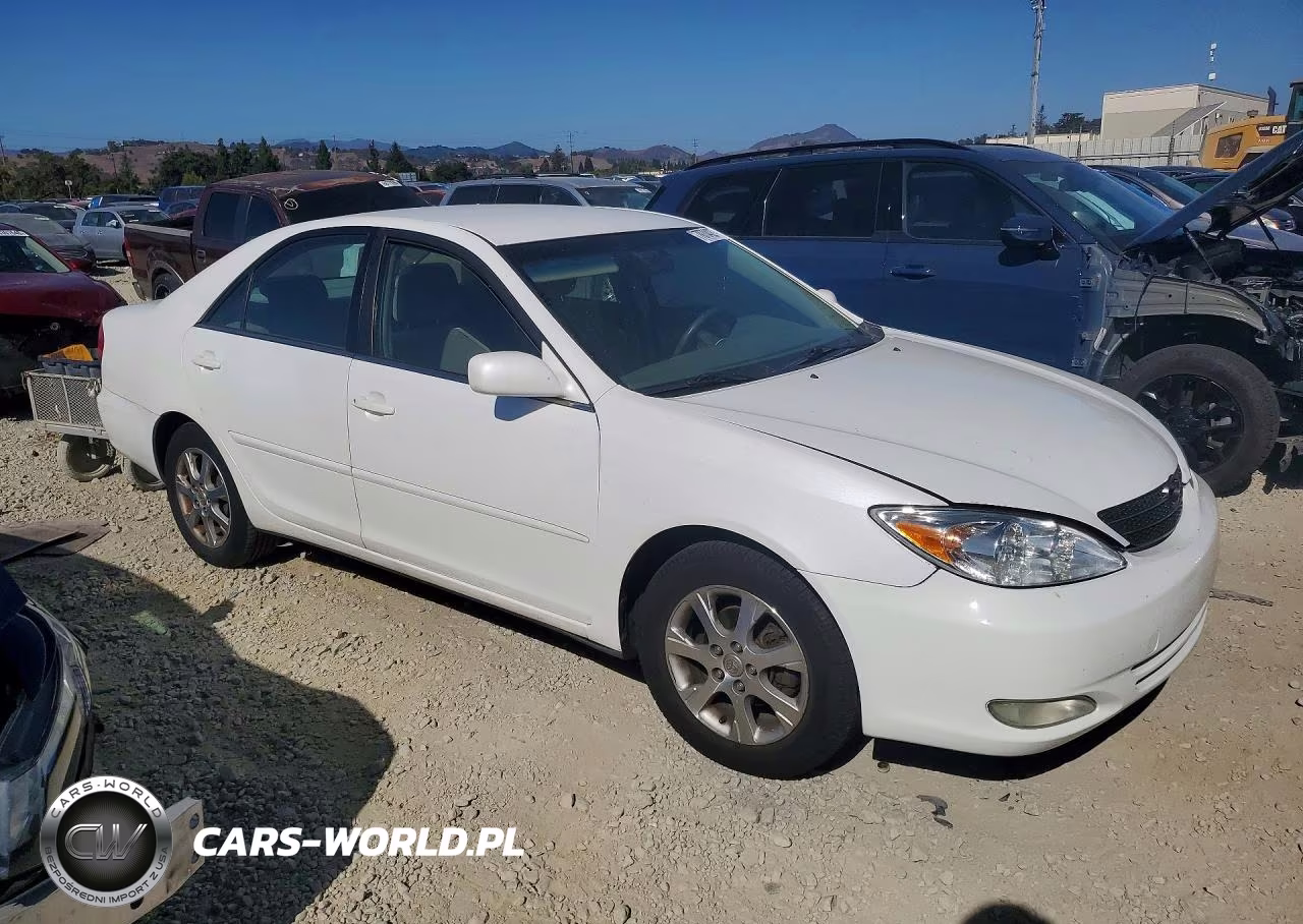 2004 Toyota Camry Le VIN:JTDBE30K140279770 - 4
