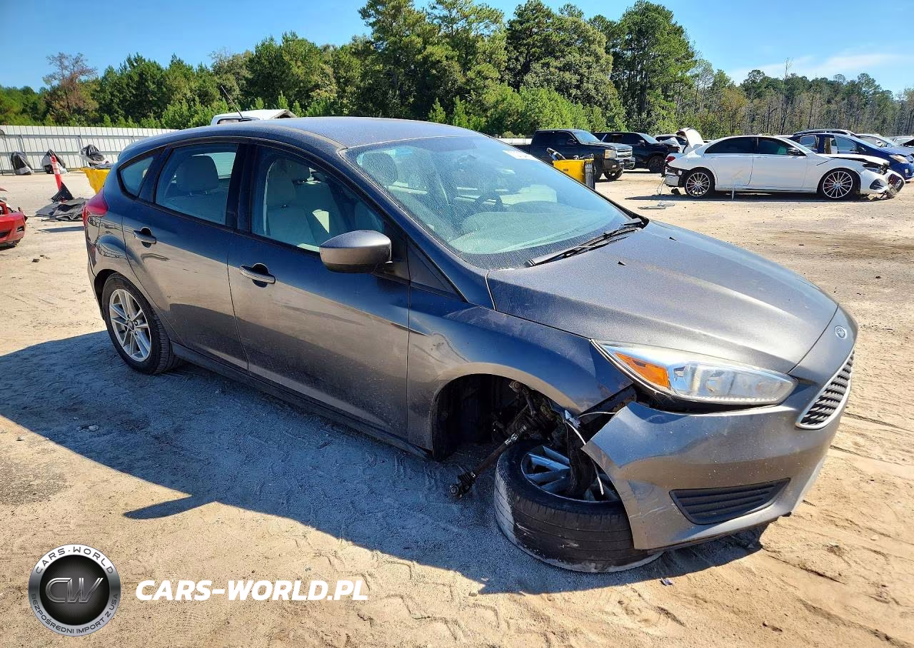 2018 Ford Focus Se VIN:1FADP3K29JL329539 - 4