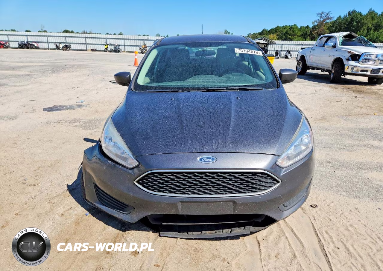 2018 Ford Focus Se VIN:1FADP3K29JL329539 - 5