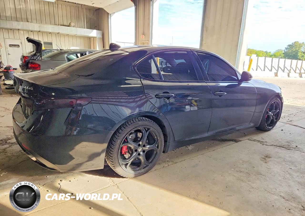 2018 Alfa Romeo Giulia Ti VIN:ZARFAECN0J7580201 - 3