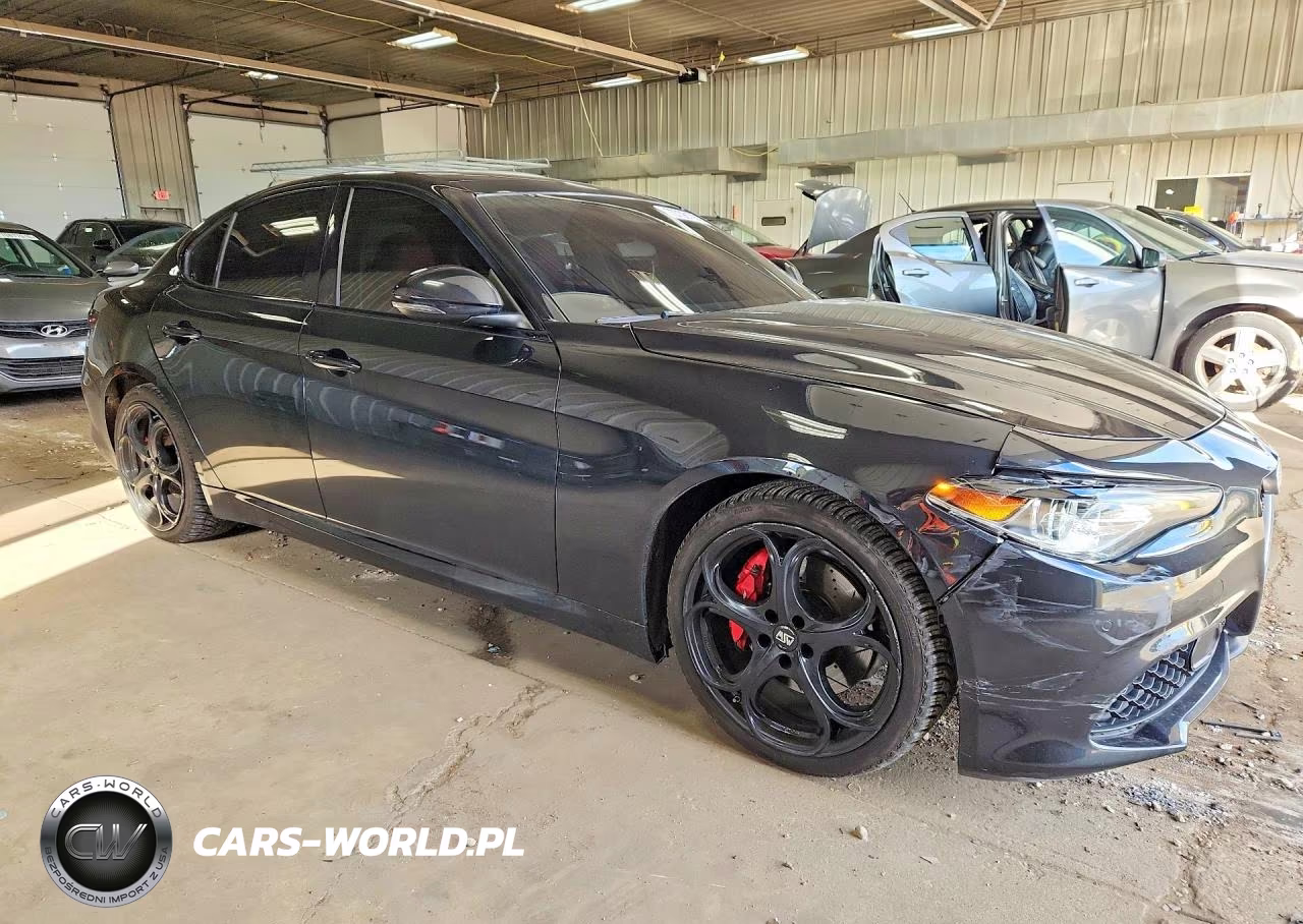 2018 Alfa Romeo Giulia Ti VIN:ZARFAECN0J7580201 - 4