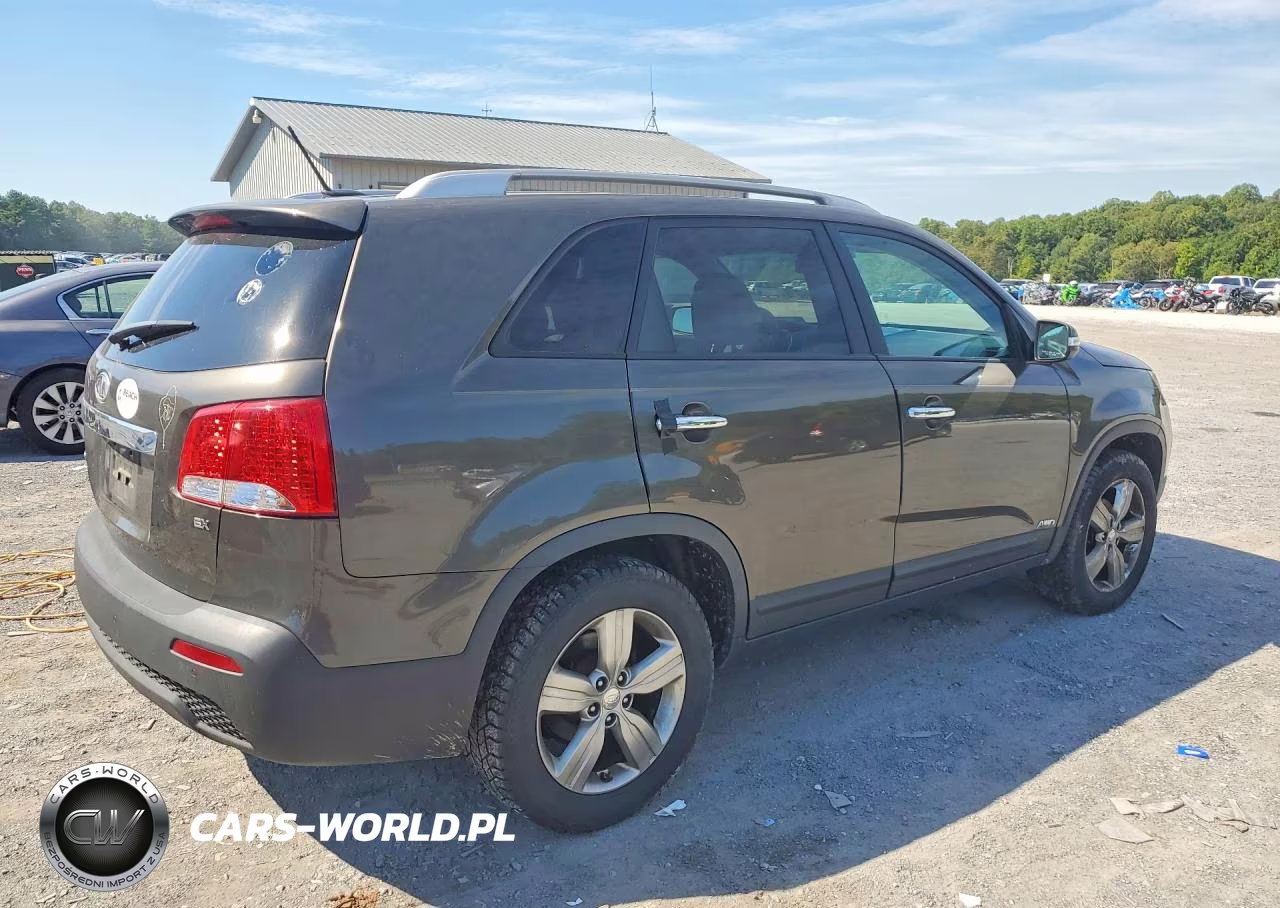 2013 Kia Sorento VIN:5XYKUCA68DG409381 - 3